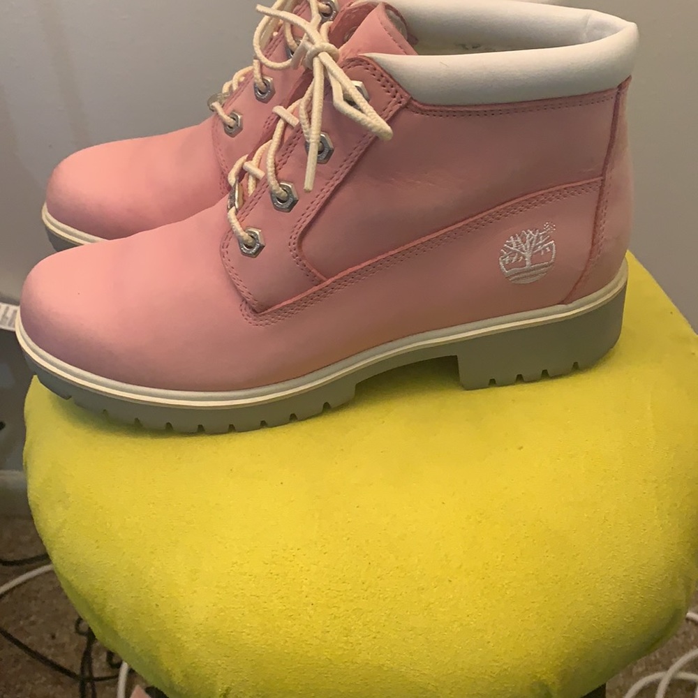 Timberland chukka boots in pink